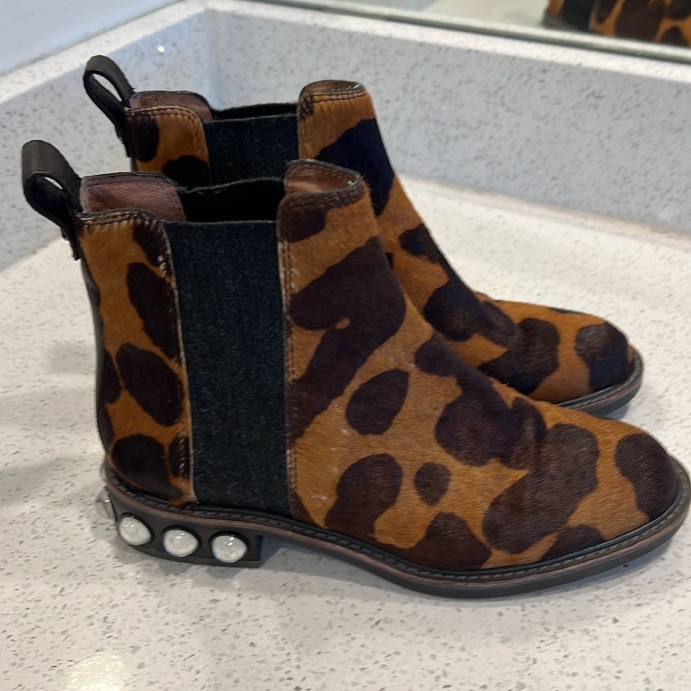 LOUISE art CIE - Size 6M/36.5 - Brand New Never Worn.  RN152745 hit this fall!